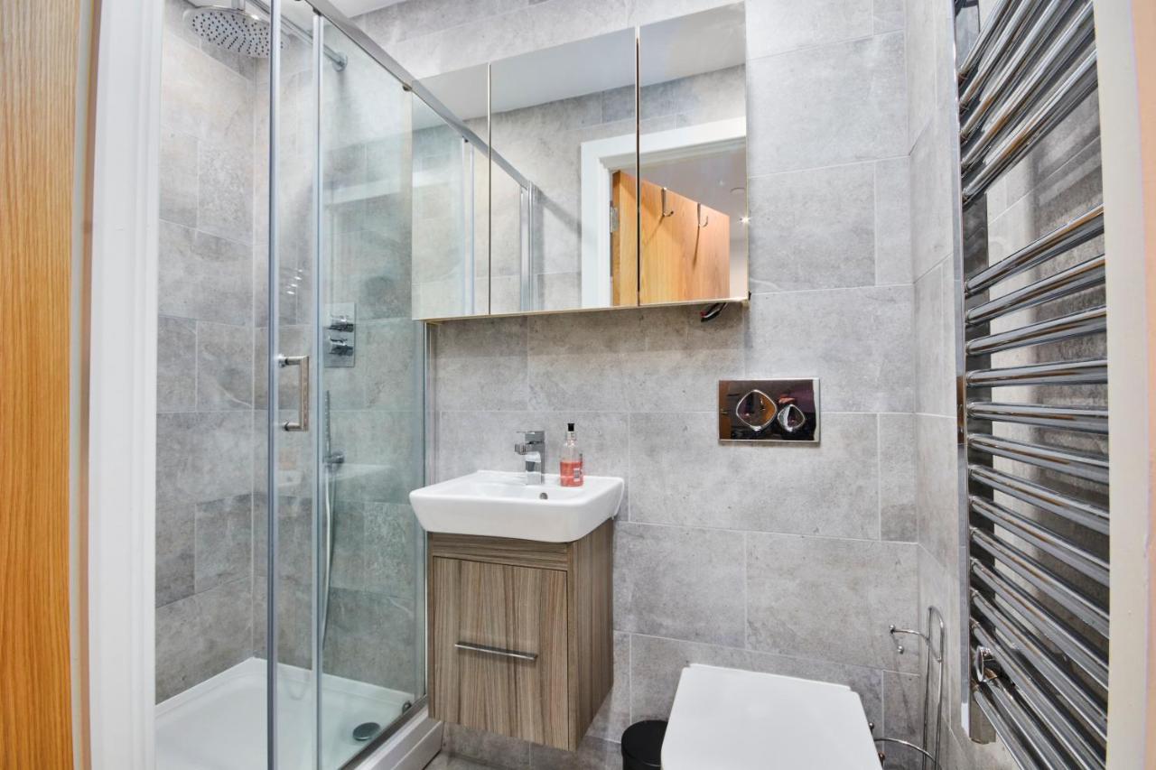 Large Duplex Penthouse - Parking Apartment ลีดส์ ภายนอก รูปภาพ